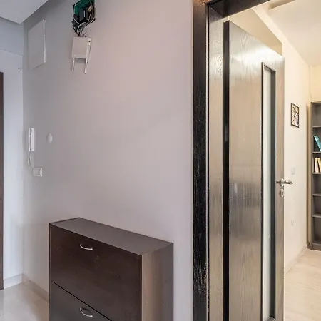 Lovely 2 Bdr Next To Mall Of Appartement
