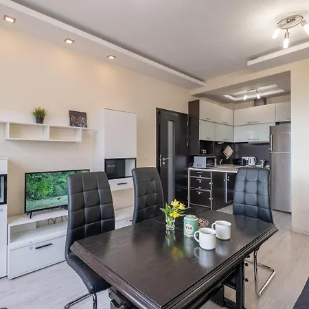 Lovely 2 Bdr Next To Mall Of Apartment *